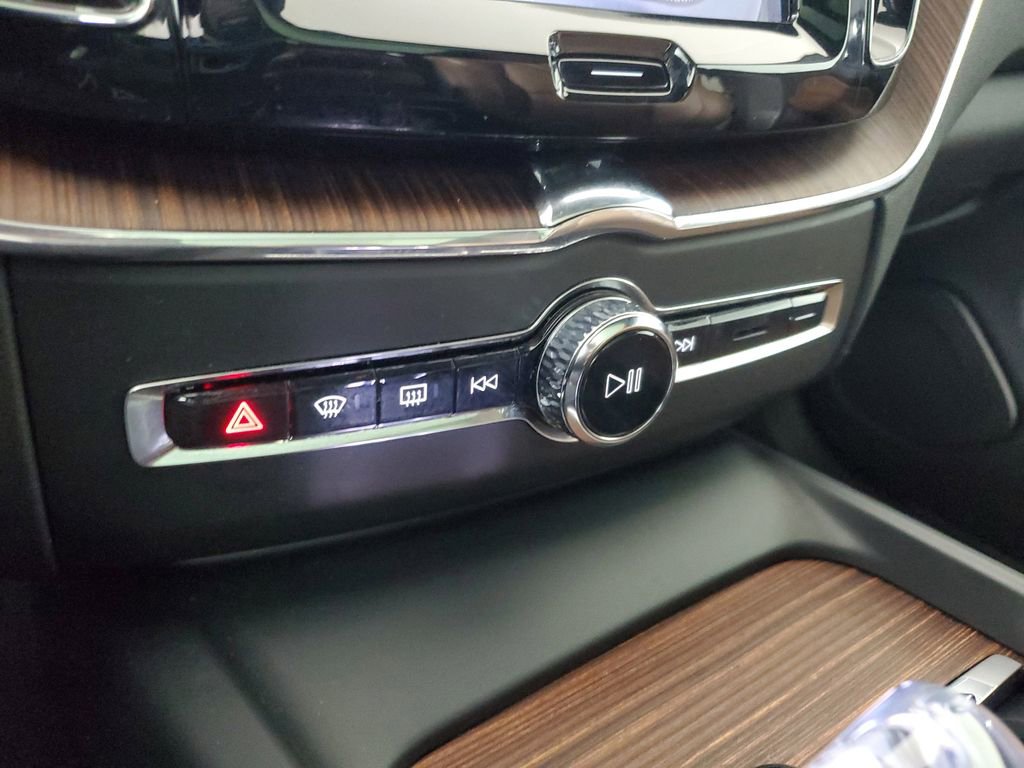 Used 2023 Volvo XC60 B5 Ultimate FWD image 32