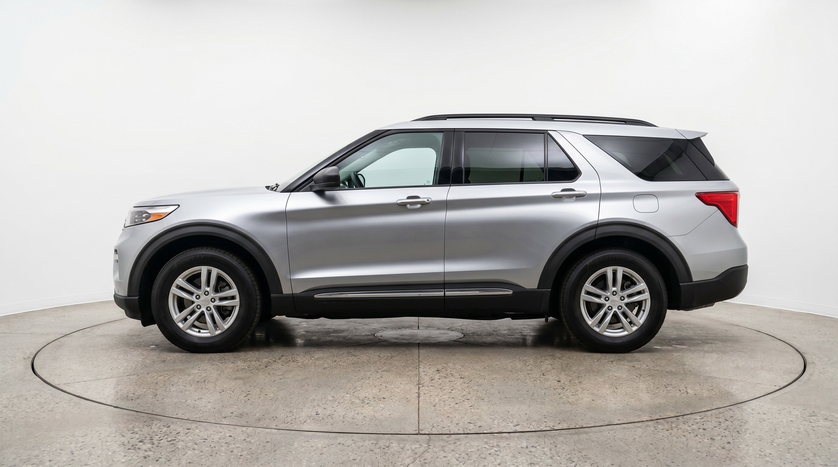 Used 2024 Ford Explorer XLT w/ Equipment Group 202A RWD image 5
