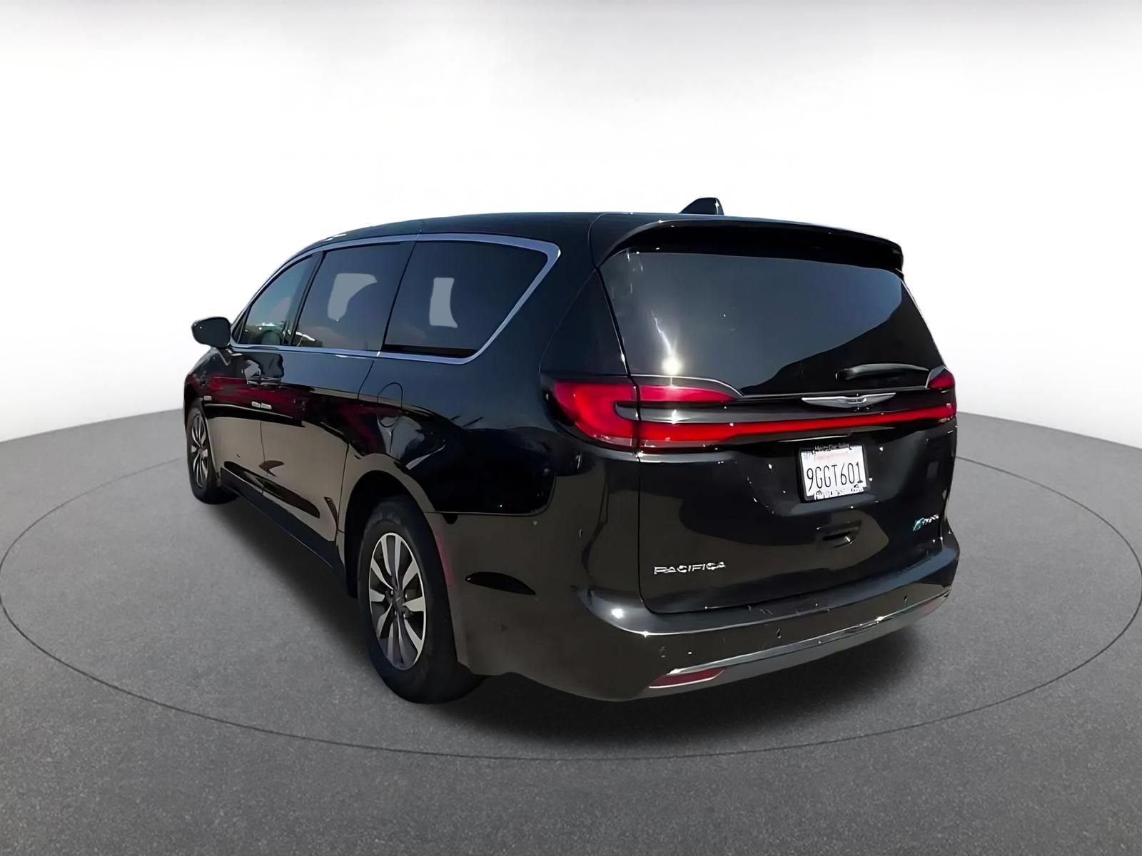 Used 2023 Chrysler Pacifica Touring-L FWD image 10