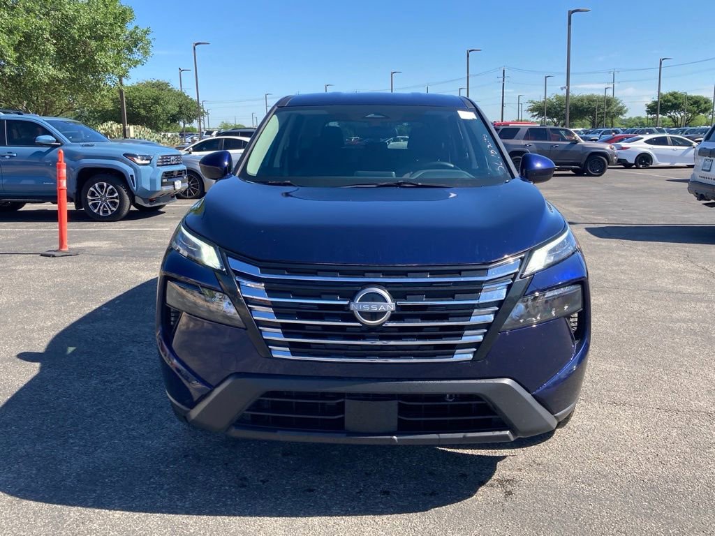 Used 2025 Nissan Rogue SV image 2