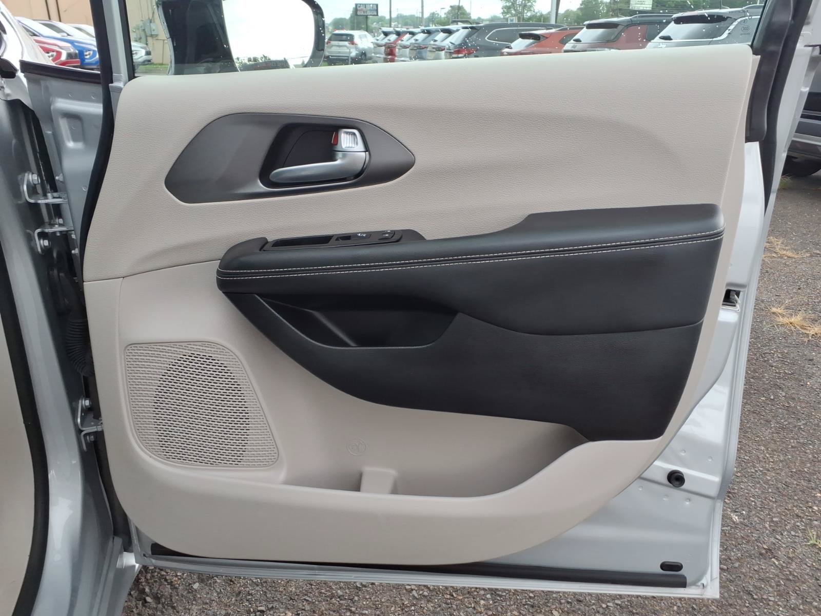 Used 2024 Chrysler Pacifica Touring-L FWD image 28