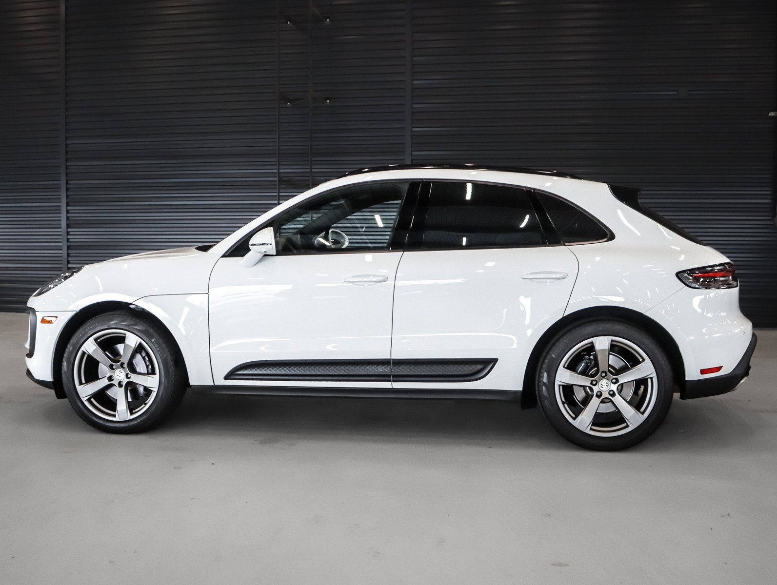 Certified 2022 Porsche Macan AWD/4WD image 2