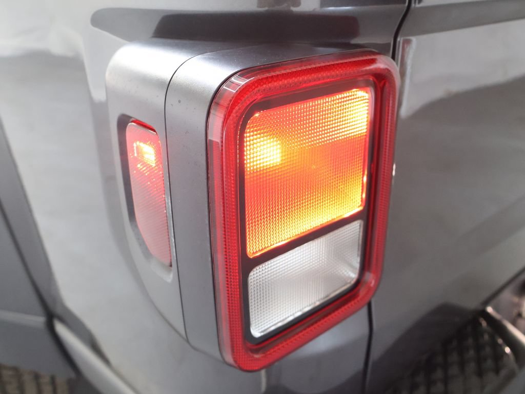 Used 2025 Jeep Gladiator Sport AWD/4WD image 30
