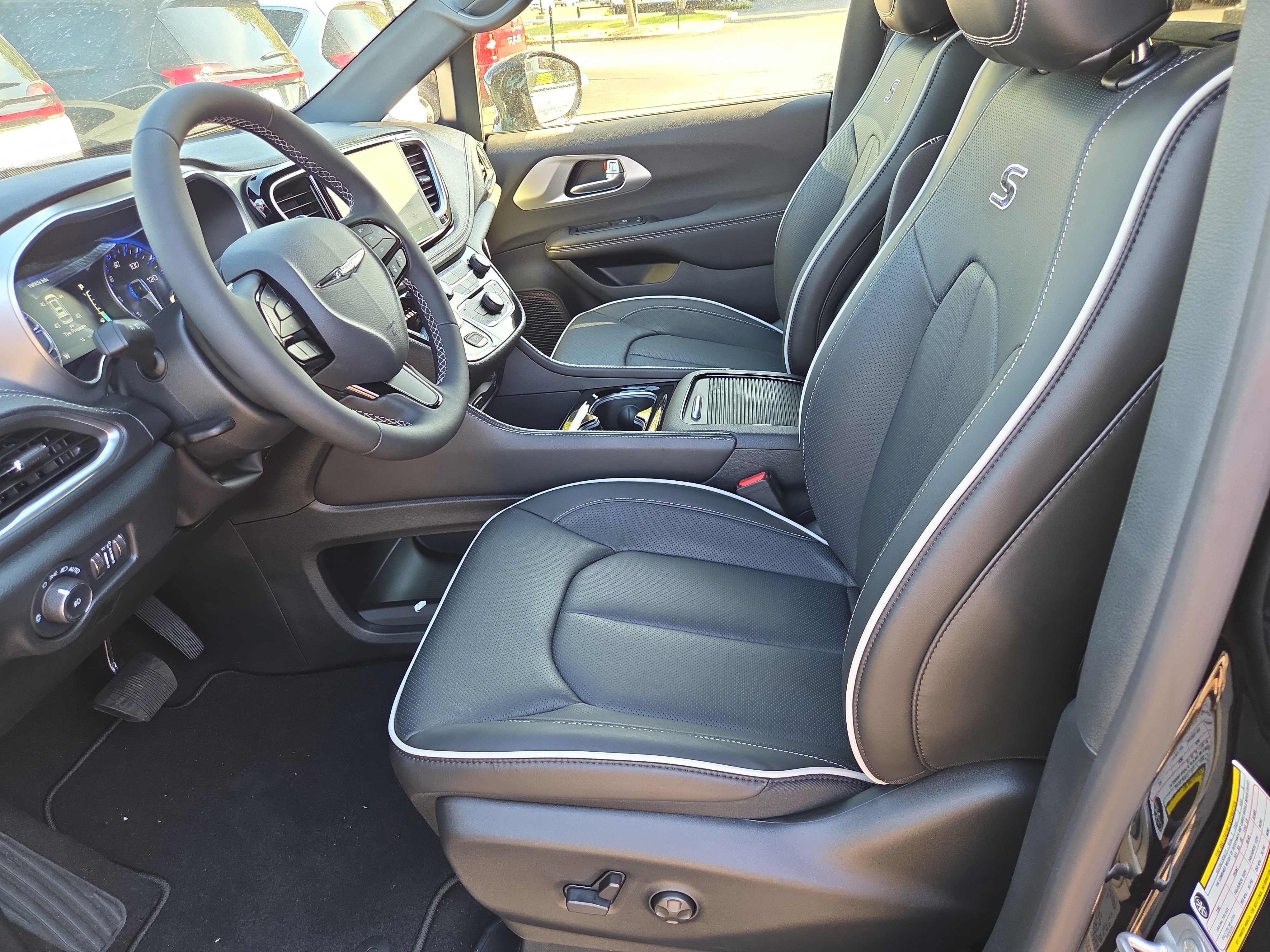 New 2026 Chrysler Pacifica Limited w/ Uconnect Theater Family Group image 4