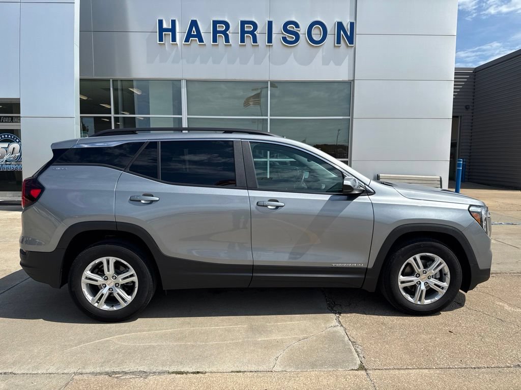 Used 2024 GMC Terrain SLE w/ Driver Convenience Package FWD image 4