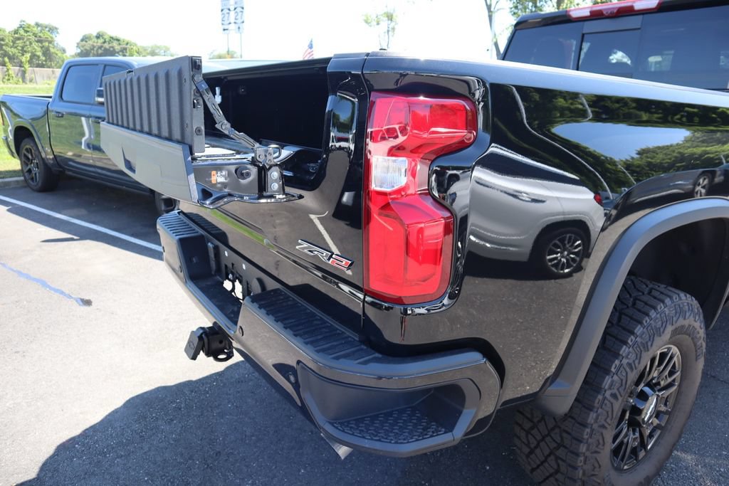 Used 2024 Chevrolet Silverado 2500 ZR2 w/ Technology Package AWD/4WD image 7