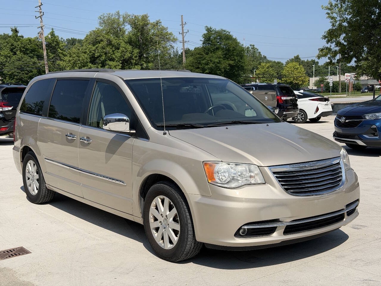 Used 2012 Chrysler Town & Country Touring-L w/ Entertainment Group #2 FWD image 4