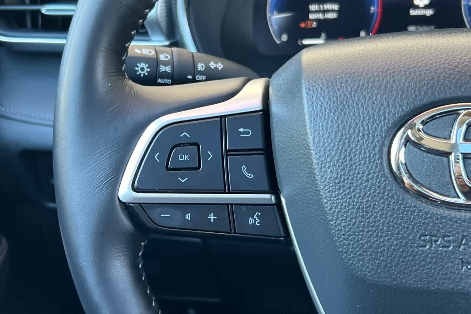 Used 2025 Toyota Highlander Platinum AWD/4WD image 28