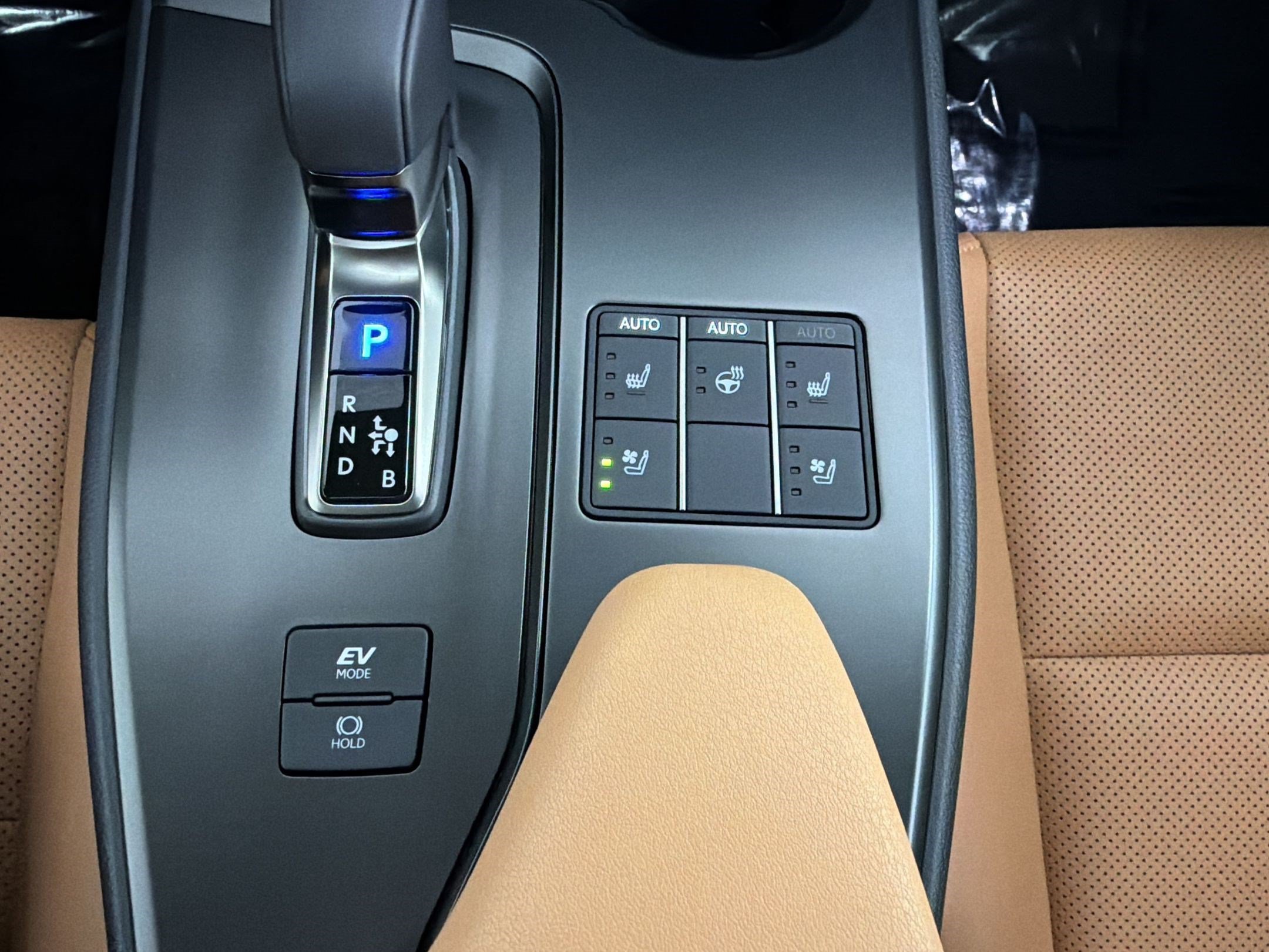 New 2026 Lexus UX 300h FWD image 17