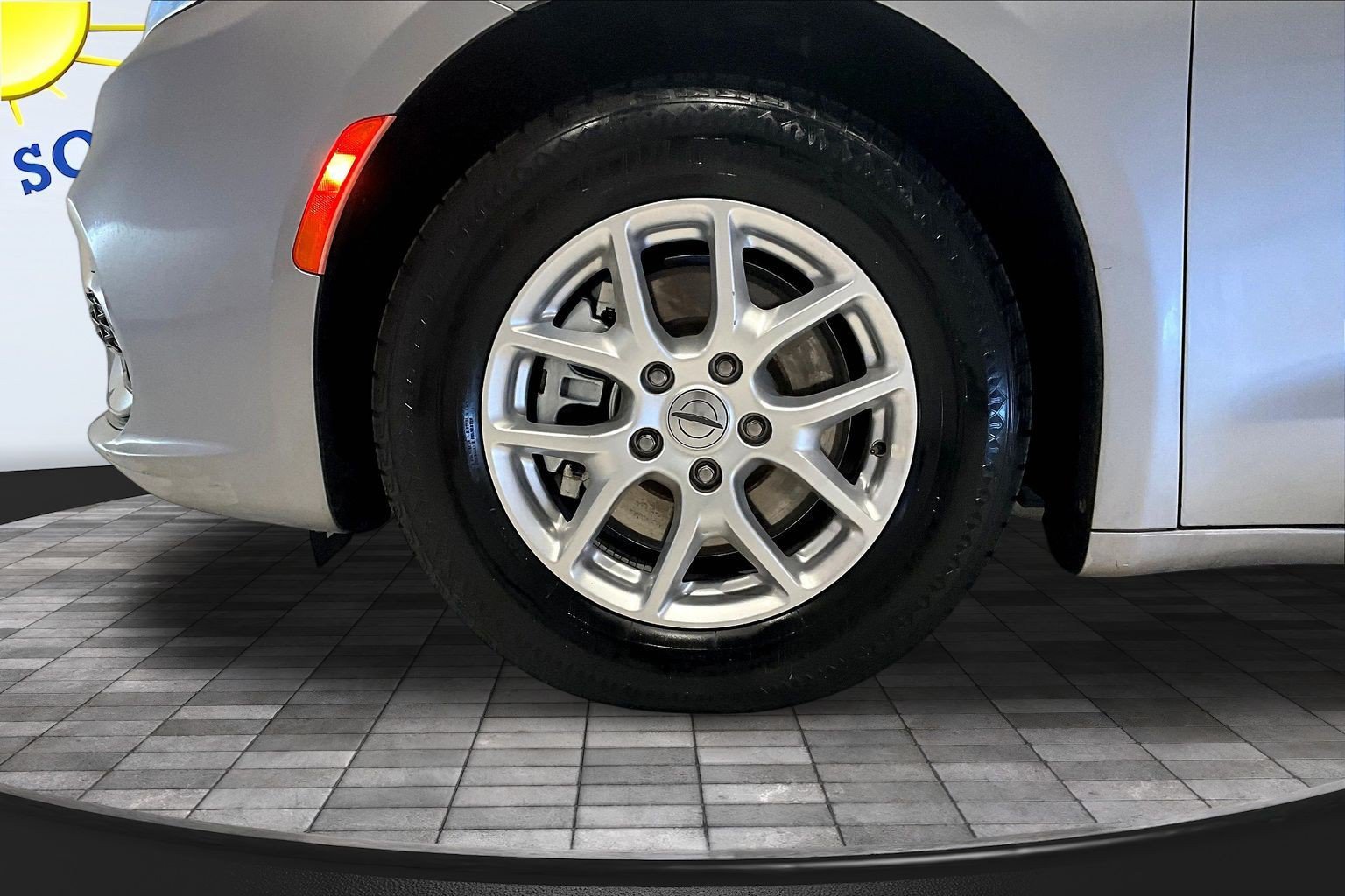 Used 2021 Chrysler Pacifica Touring-L FWD image 35