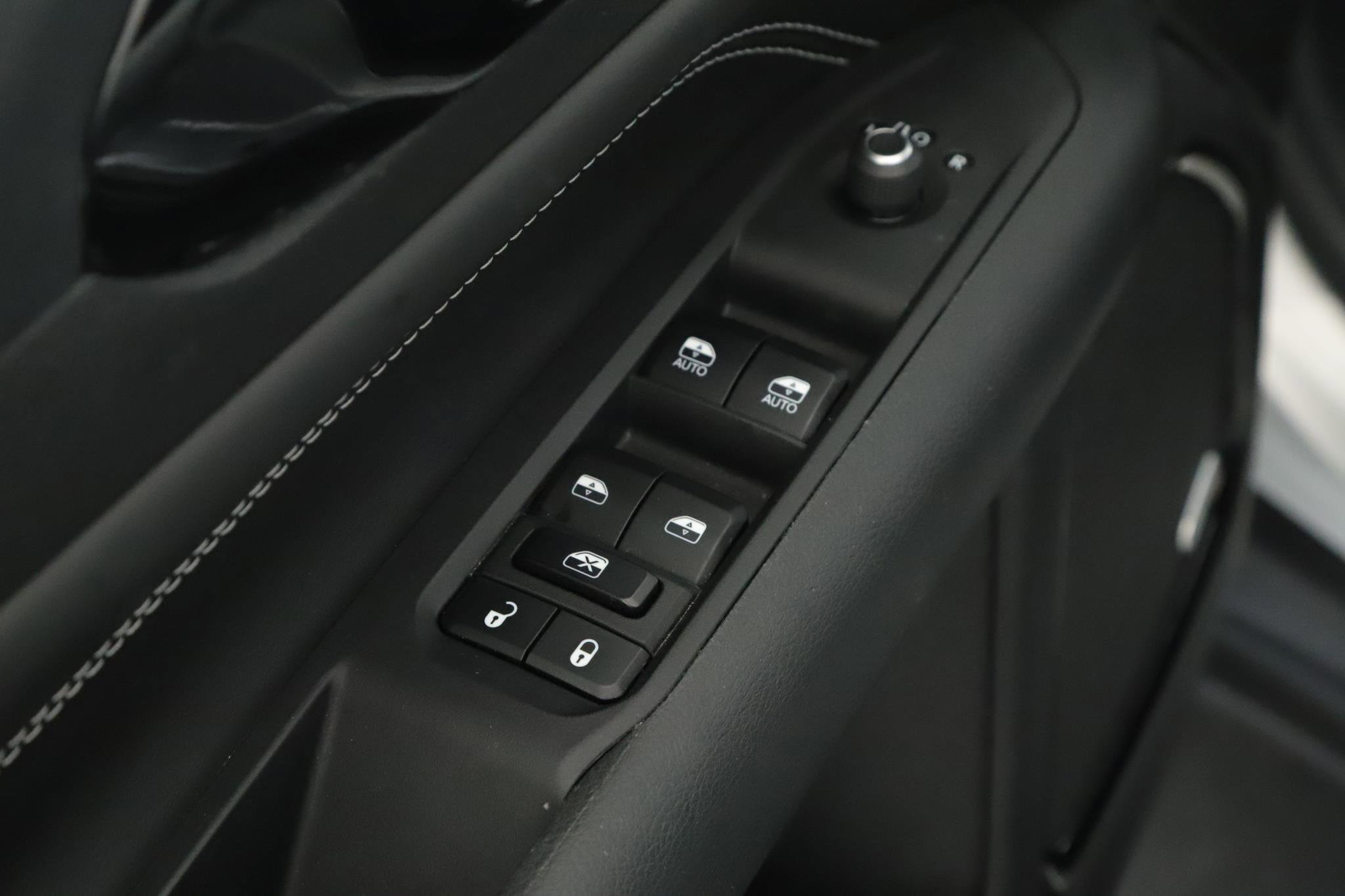 Used 2024 Jeep Compass Latitude w/ Sun and Sound Group AWD/4WD image 7