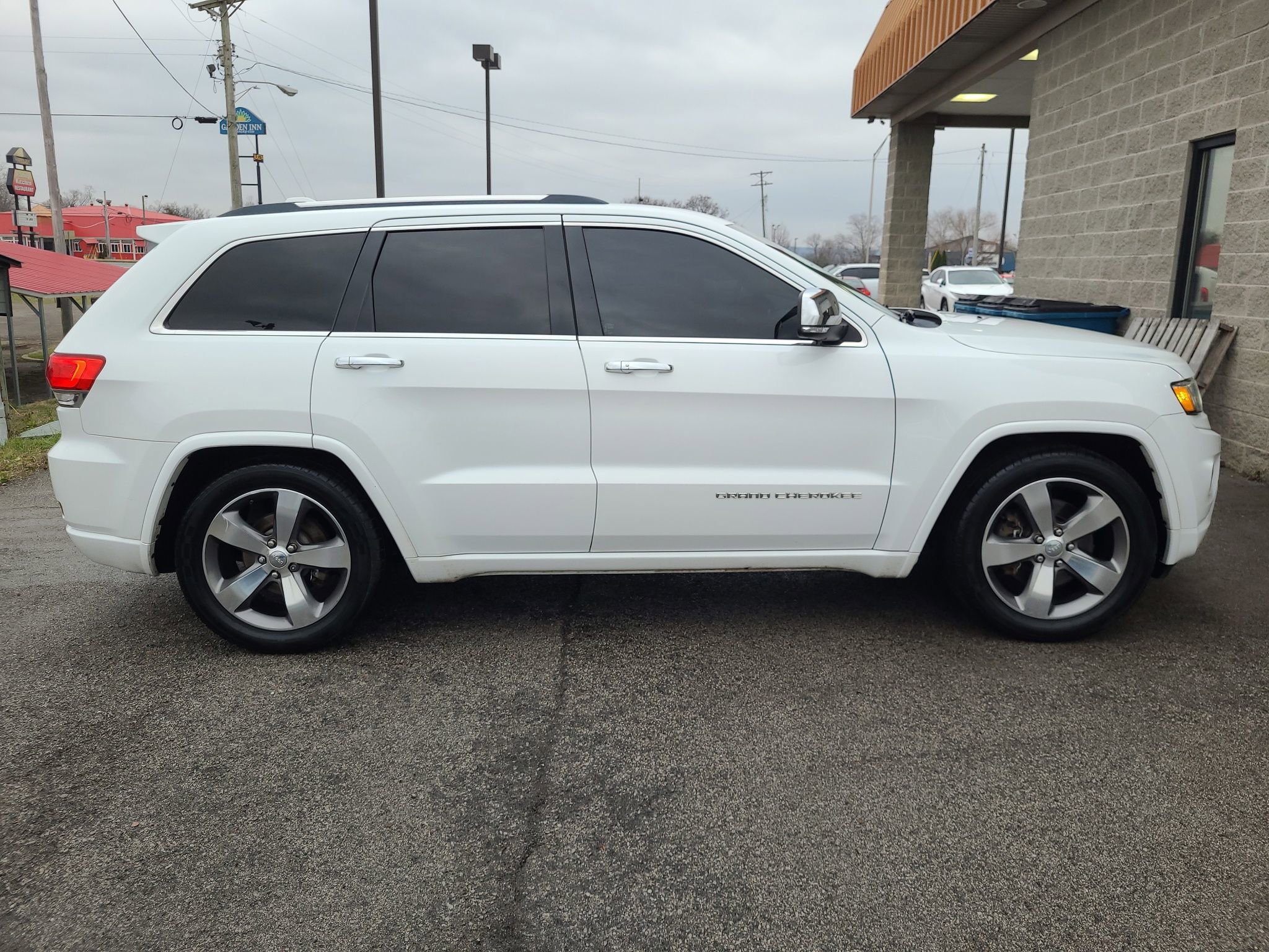 Used 2015 Jeep Grand Cherokee Overland w/ Advanced Technology Group video 2