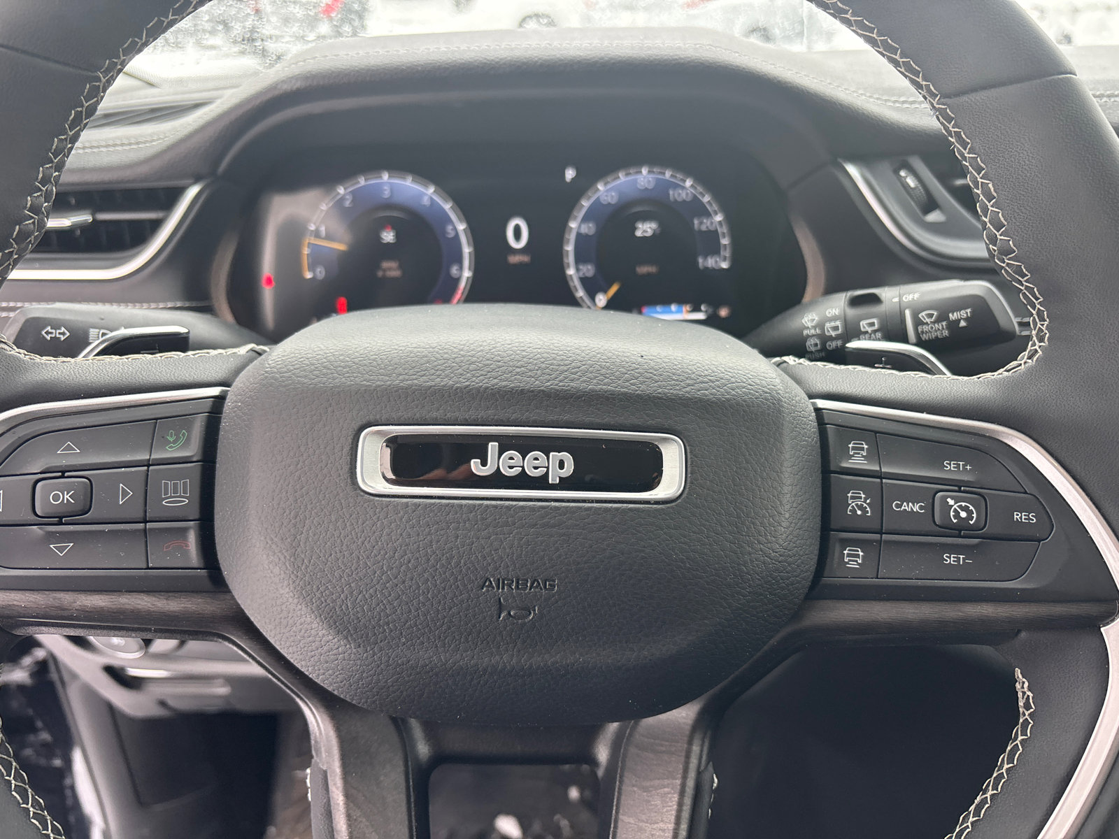 Used 2023 Jeep Grand Cherokee Limited image 16