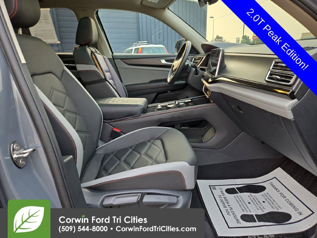 Used 2025 Volkswagen Atlas Peak Edition SE AWD/4WD image 34