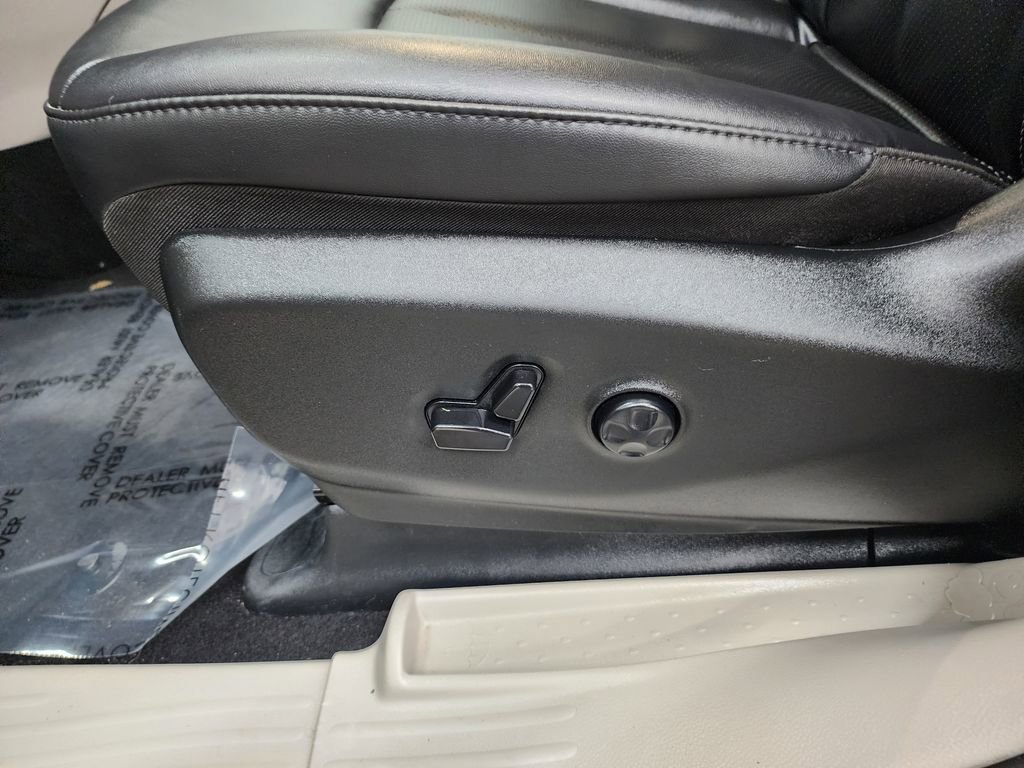 Used 2024 Chrysler Pacifica Touring-L image 13
