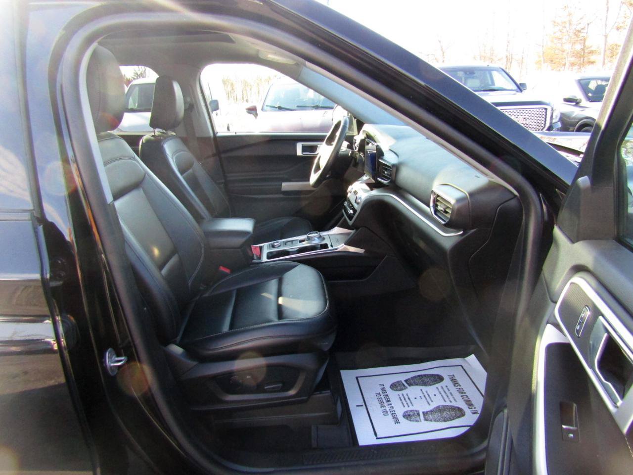 Used 2022 Ford Explorer XLT w/ Equipment Group 202A AWD/4WD image 31