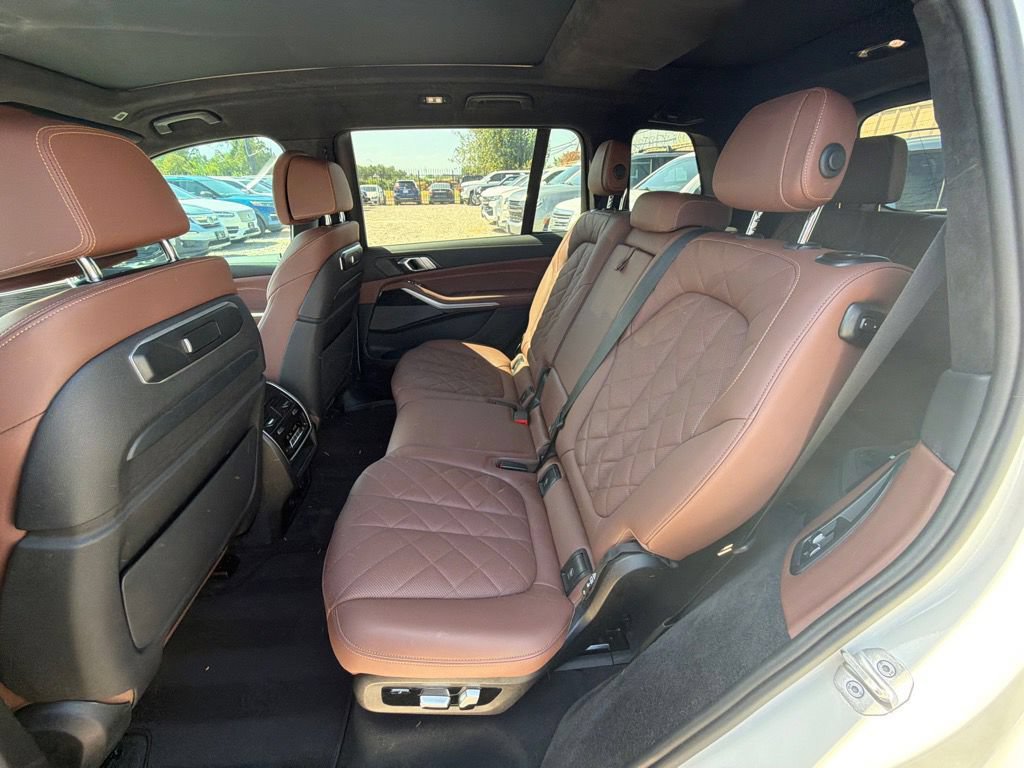 Used 2024 BMW X7 xDrive40i w/ M Sport Package AWD/4WD image 9