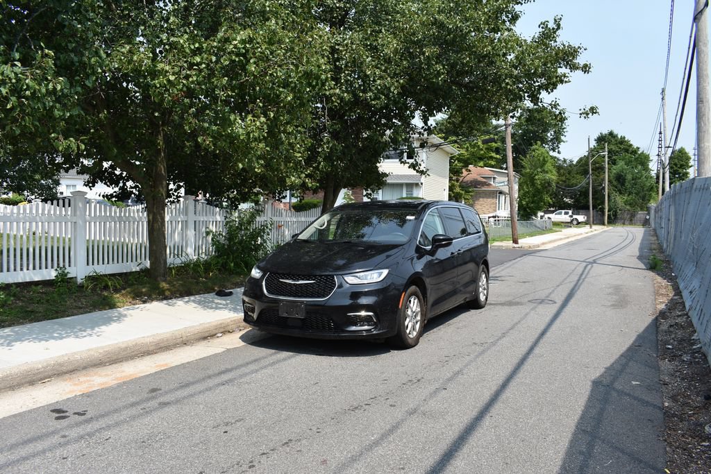 Used 2024 Chrysler Pacifica Touring-L FWD image 2