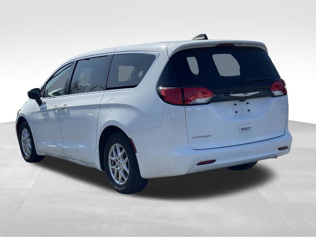 Used 2023 Chrysler Voyager LX image 5