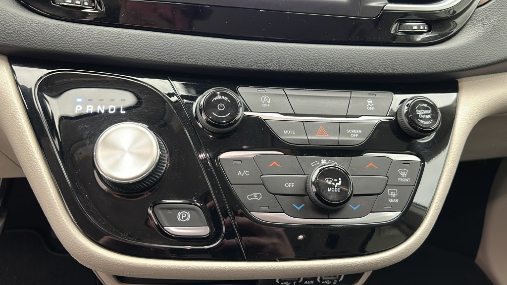 Used 2023 Chrysler Voyager LX FWD image 18