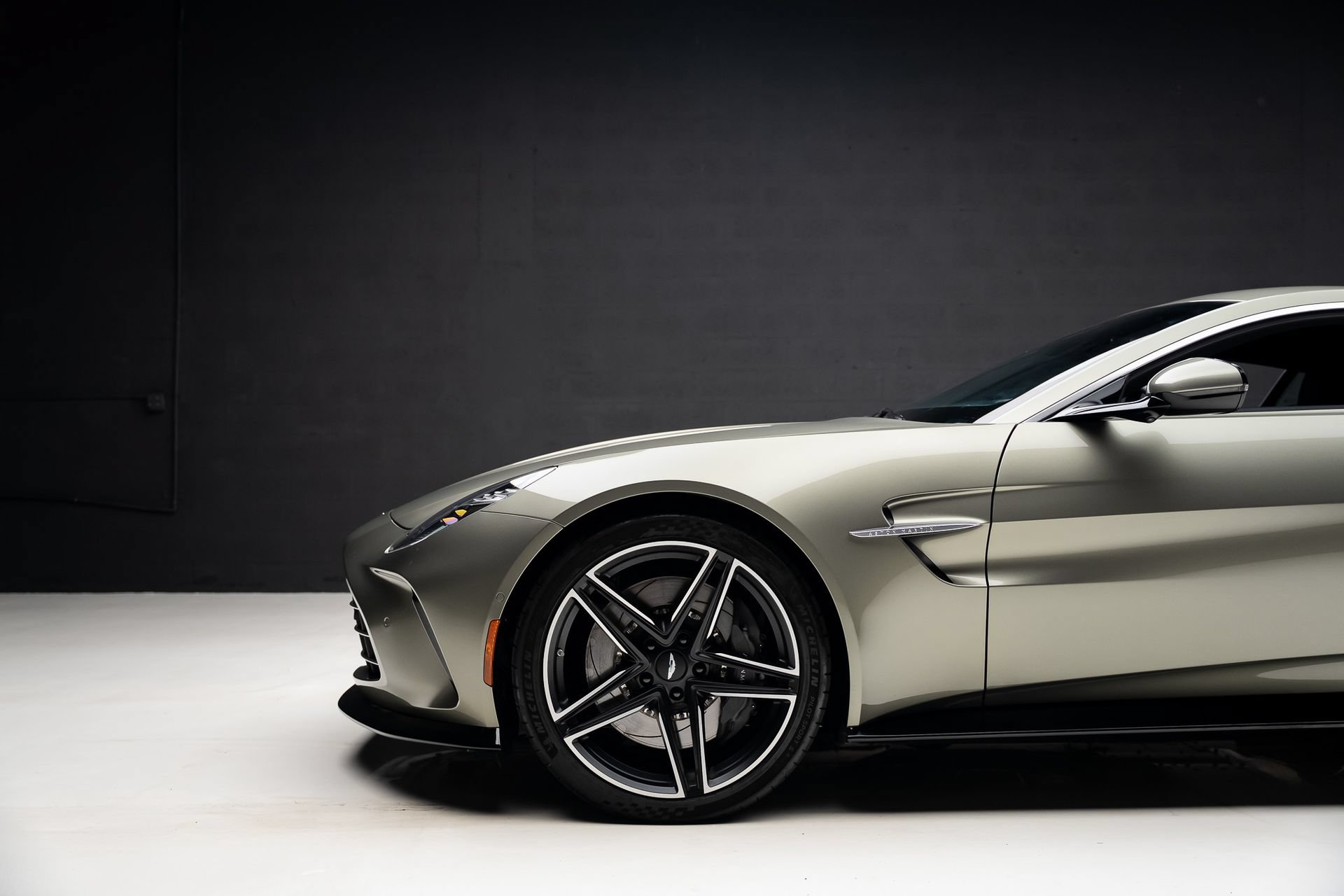 Used 2025 Aston Martin V8 Vantage Coupe RWD image 18