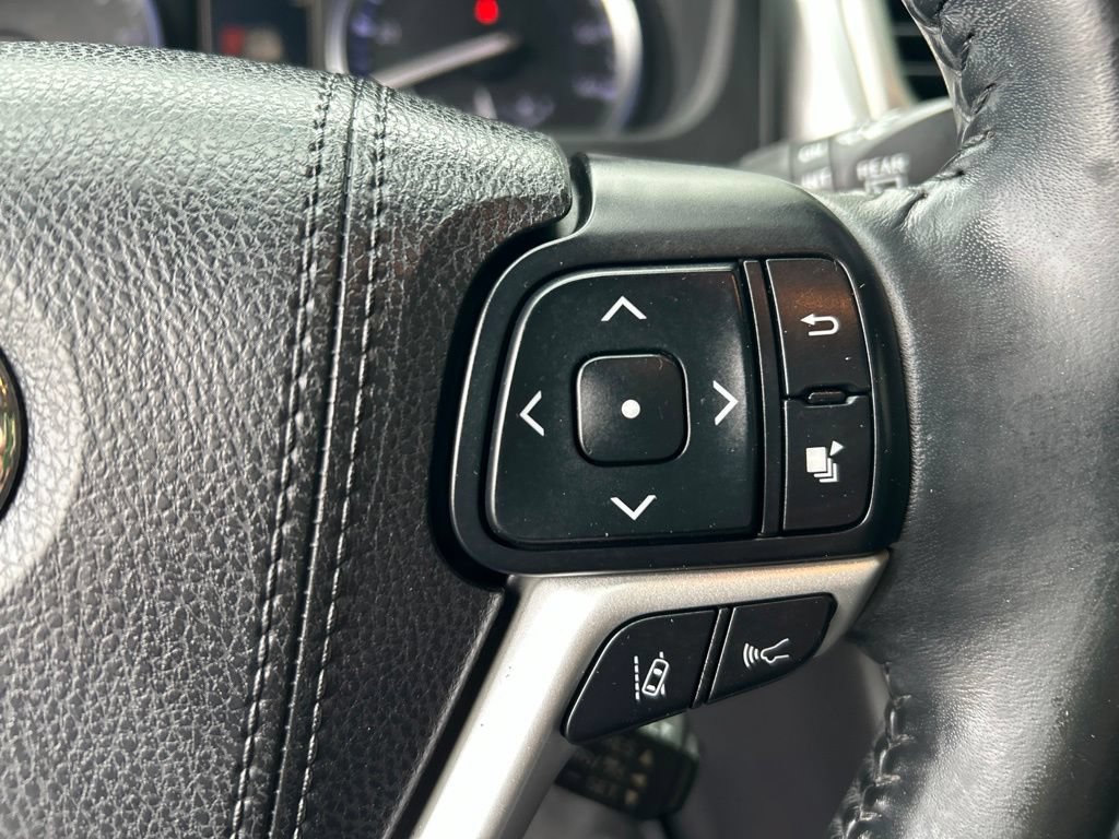 Used 2018 Toyota Highlander XLE AWD/4WD image 18