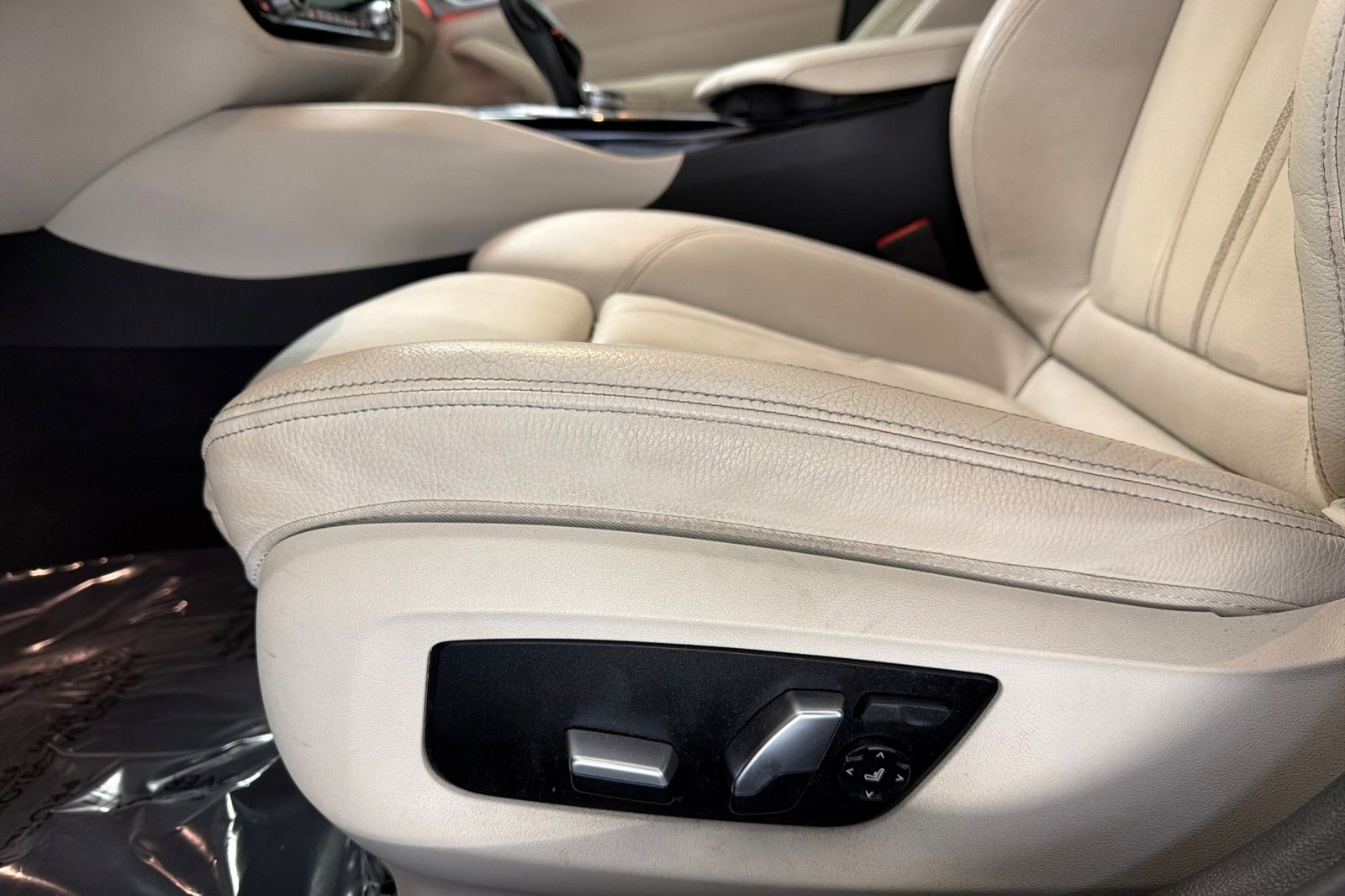 Used 2023 BMW 530e w/ M Sport Package image 14