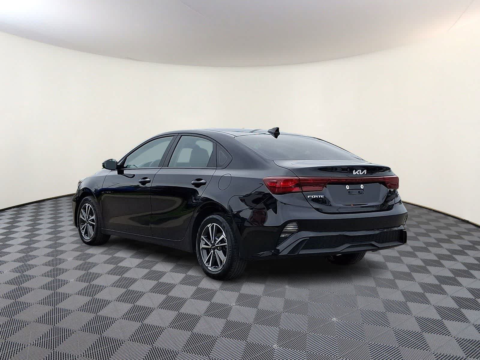 Used 2023 Kia Forte LXS w/ LXS Technology Package FWD image 7