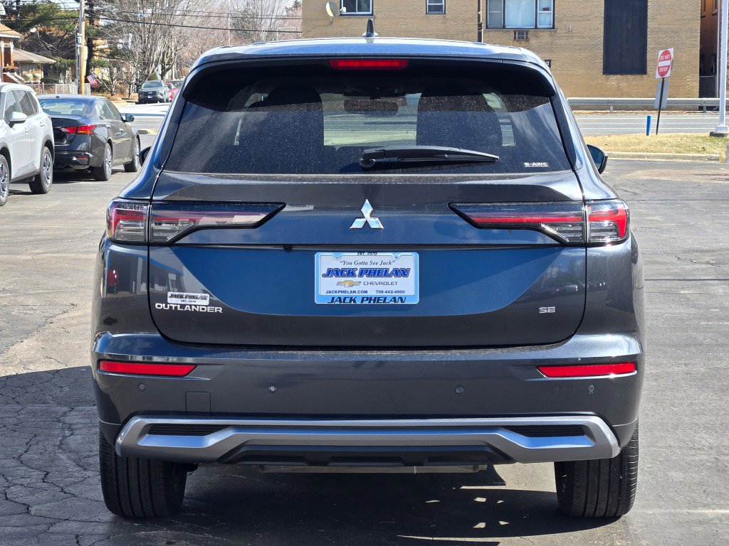 Used 2025 Mitsubishi Outlander SE image 12