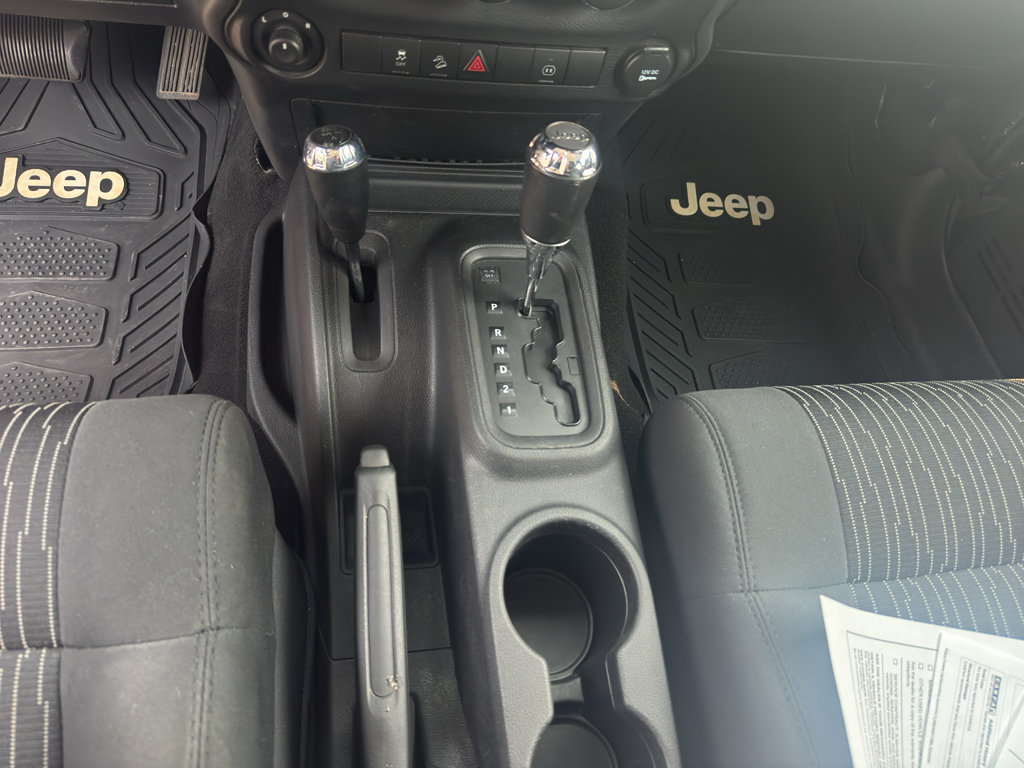 Used 2011 Jeep Wrangler Unlimited Rubicon w/ Connectivity Group AWD/4WD image 30