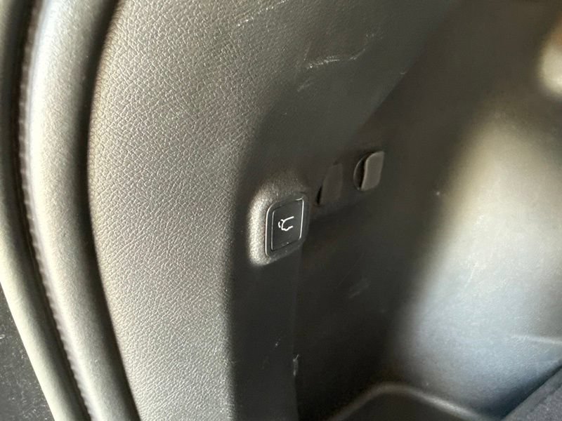 Used 2019 Jeep Cherokee High Altitude AWD/4WD image 10
