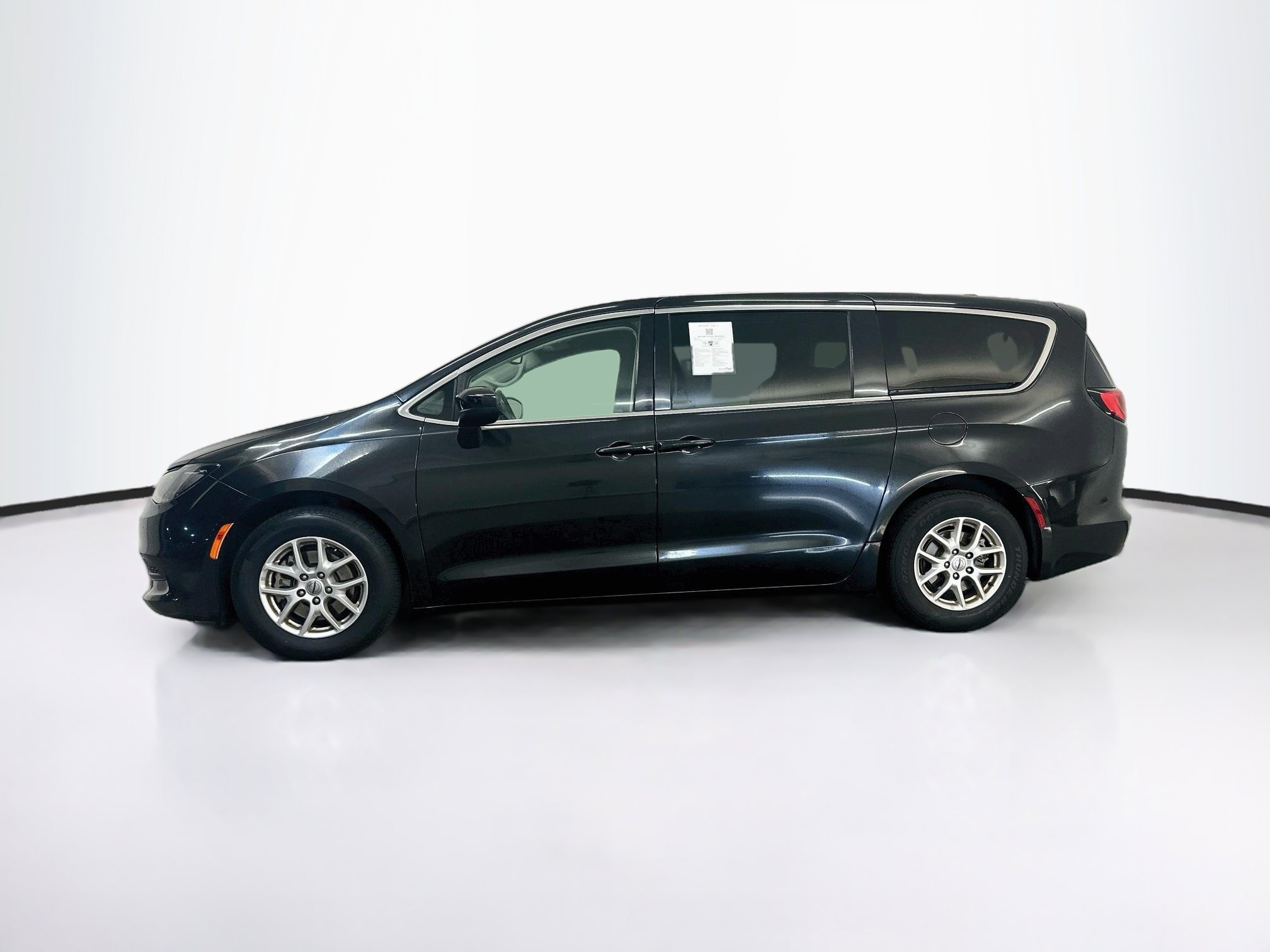 Used 2023 Chrysler Voyager LX FWD image 4
