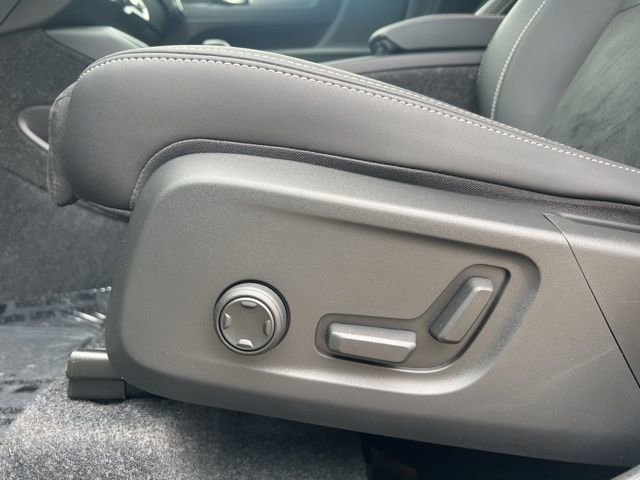 Certified 2025 Volvo XC40 B5 Ultra AWD/4WD image 29