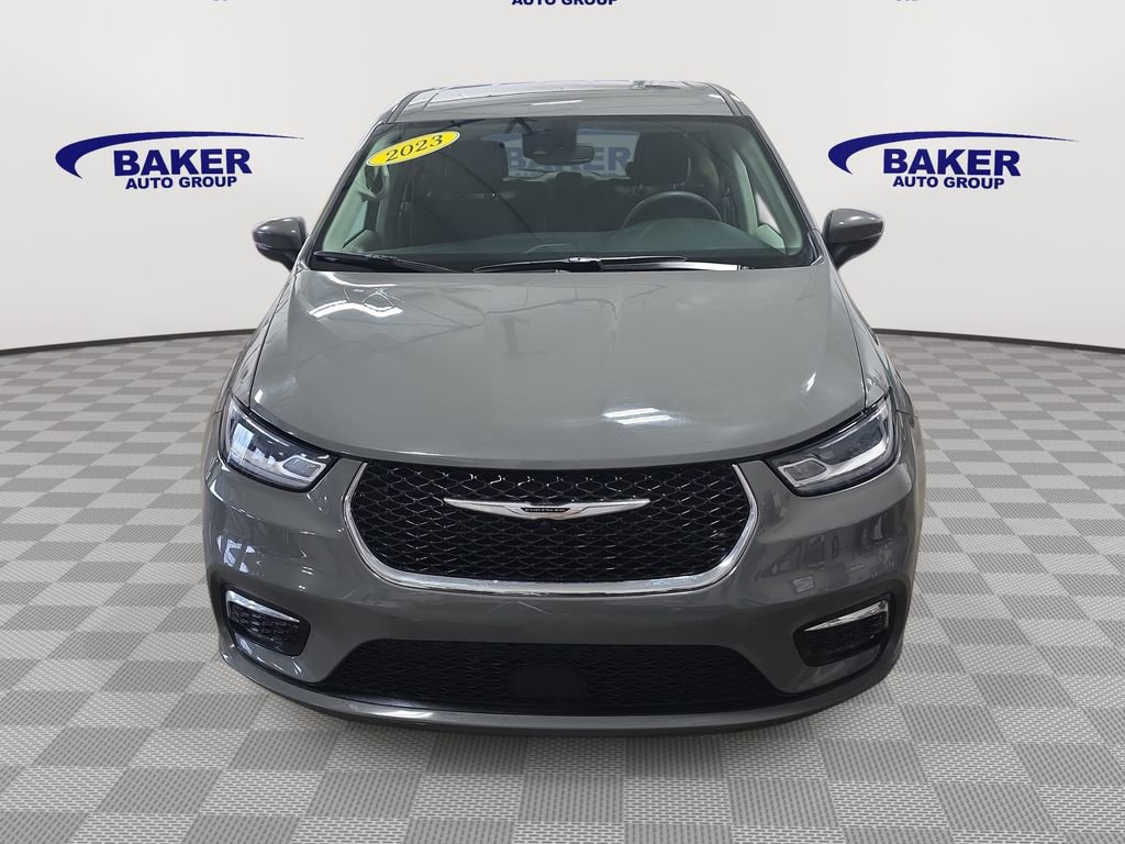 Used 2023 Chrysler Pacifica Touring-L image 2
