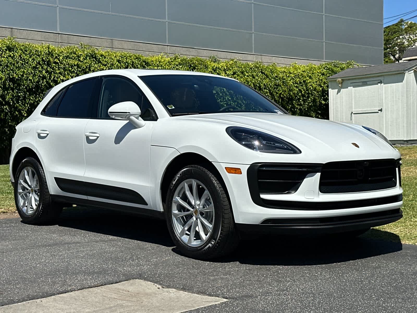 Certified 2025 Porsche Macan AWD/4WD image 10