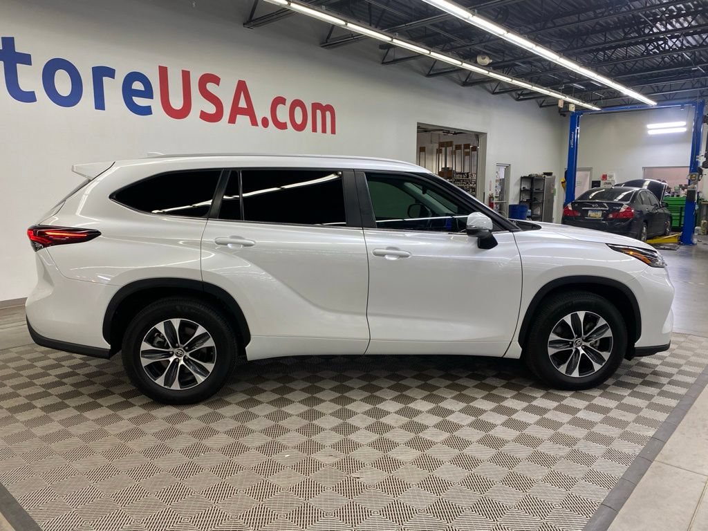 Used 2024 Toyota Highlander XLE FWD image 7