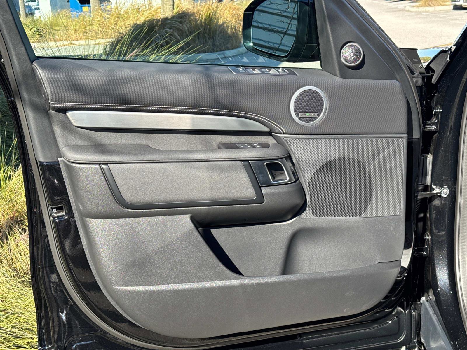 Certified 2025 Land Rover Discovery Dynamic SE image 17