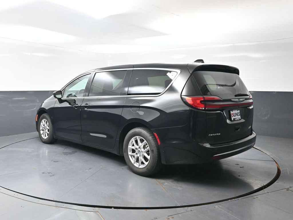 Used 2024 Chrysler Pacifica Touring-L FWD image 11