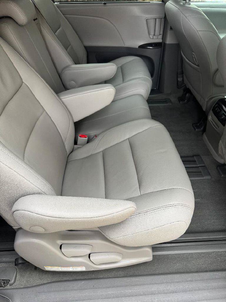 Used 2018 Toyota Sienna XLE Premium FWD image 27