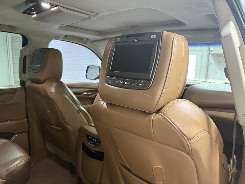 Used 2016 Cadillac Escalade ESV Platinum image 36