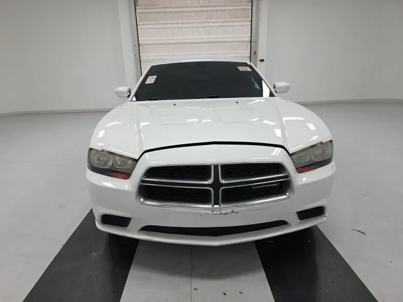 Used 2014 Dodge Charger SE RWD image 3