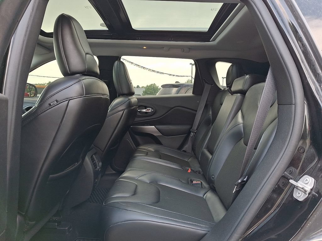 Certified 2019 Jeep Cherokee Latitude Plus w/ Comfort/Convenience Group AWD/4WD image 10
