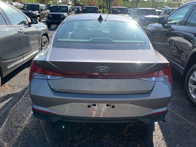 Used 2023 Hyundai Elantra SEL w/ Convenience Package image 3