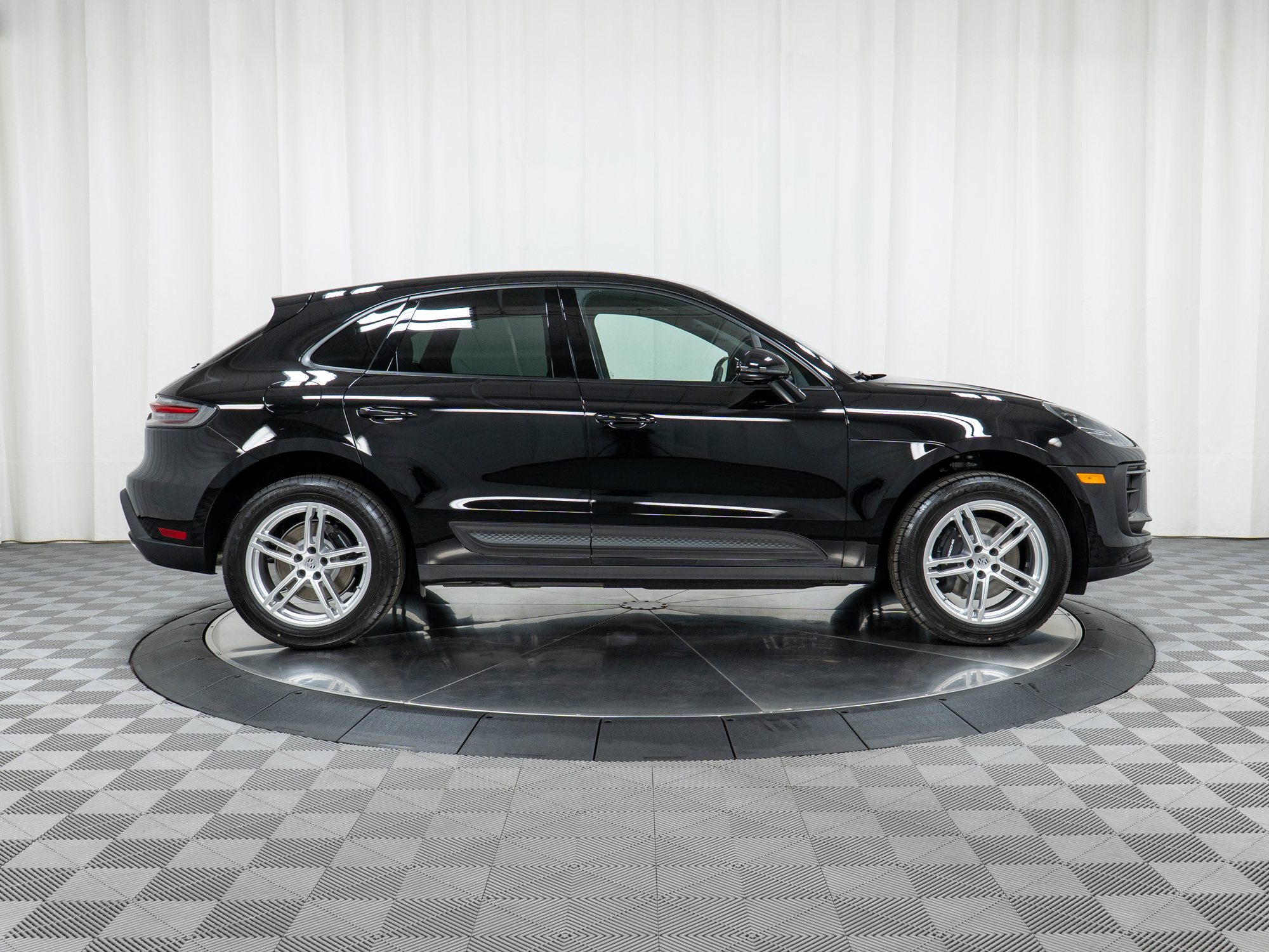 Certified 2025 Porsche Macan AWD/4WD image 8