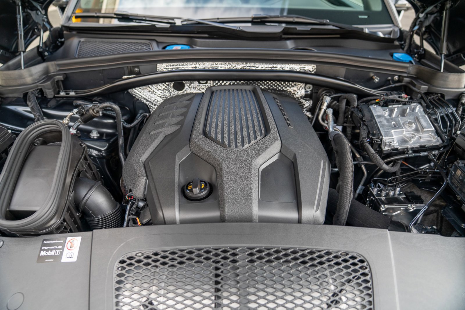 Certified 2025 Porsche Macan image 25
