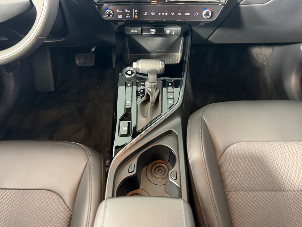 Used 2025 Kia Niro EX image 17