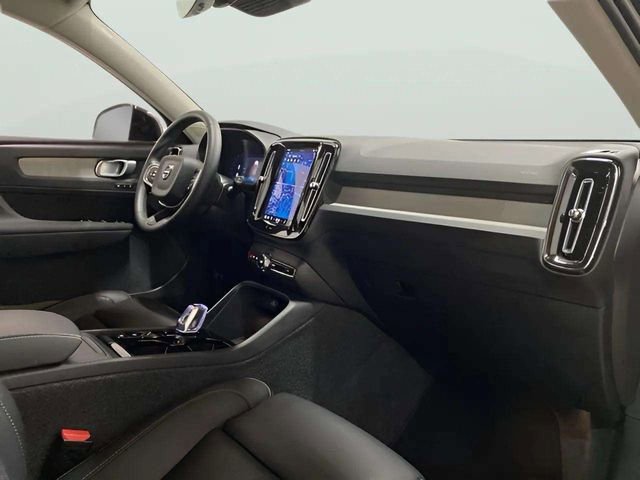 Used 2025 Volvo XC40 B5 Plus image 23