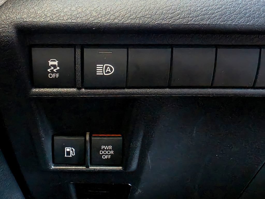 Used 2025 Toyota Sienna XLE FWD image 16