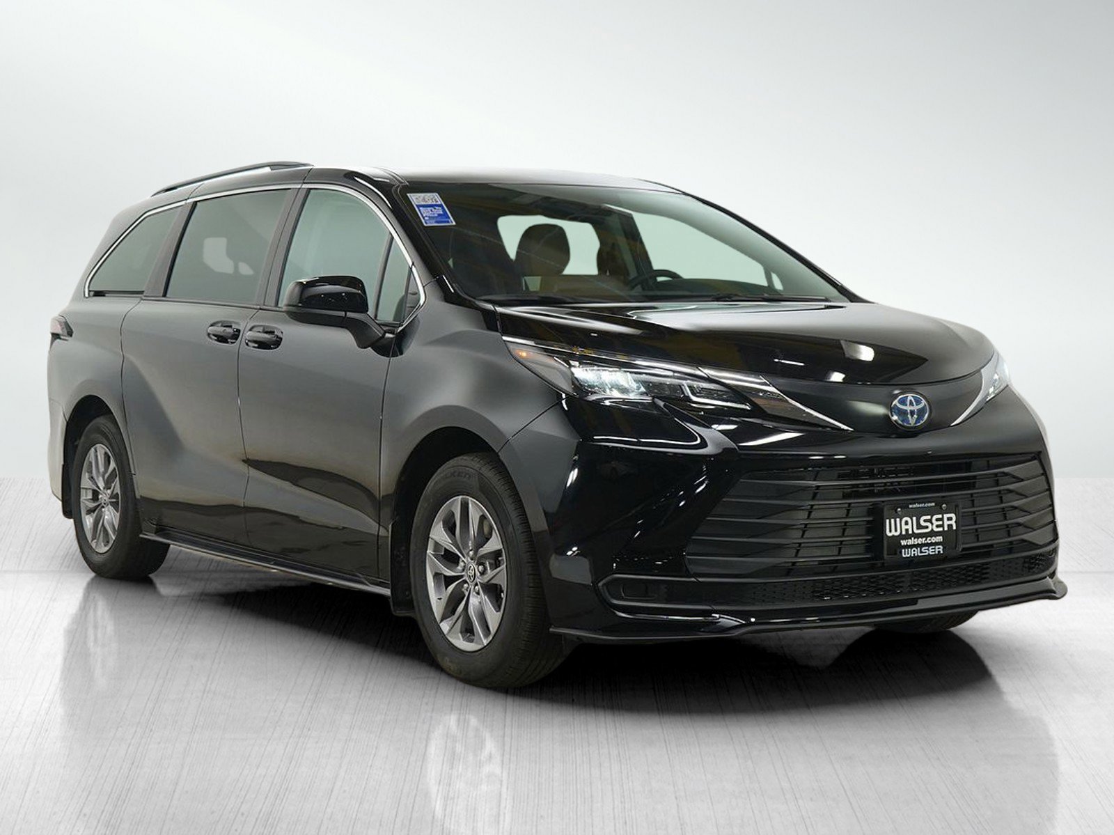 Used 2024 Toyota Sienna LE image 7