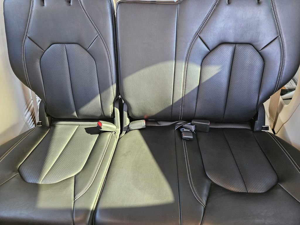Used 2023 Chrysler Pacifica Touring-L image 8